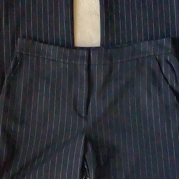 WHBM pinstripe “Slim” pants SZ 6 - Picture 3 of 7